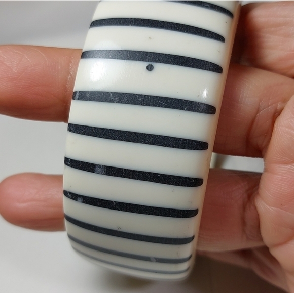 🔴 Vintage Black and White Resin Bangle - Picture 5 of 7